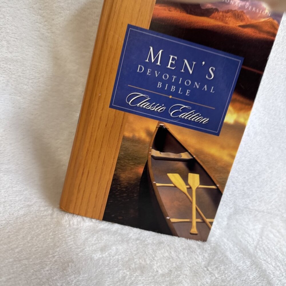 Men's Devotional Bible-NIV: Daily Devotions from Godly Men Zondervan Red Letter